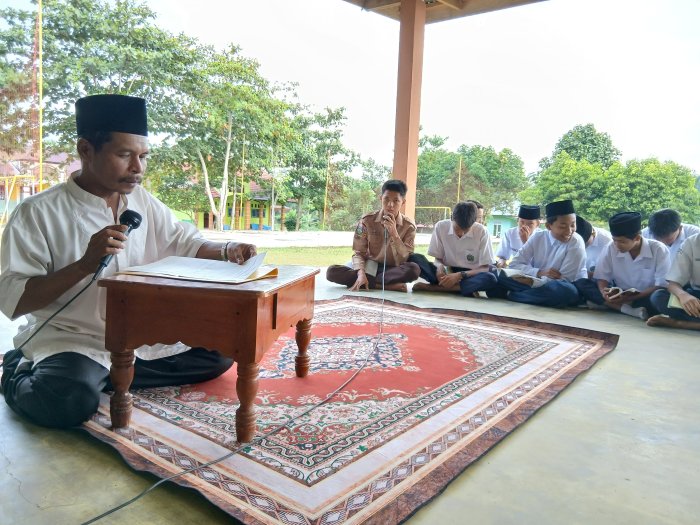 Cahaya Pagi Menyapa MTsN 4 Bungo: Pengajian Pagi Dimulai dengan Lantunan Surah Al-Balad Cahaya Pagi Menyapa MTsN 4 Bungo: Pengajian Pagi Dimulai dengan Lantunan Surah Al-Balad