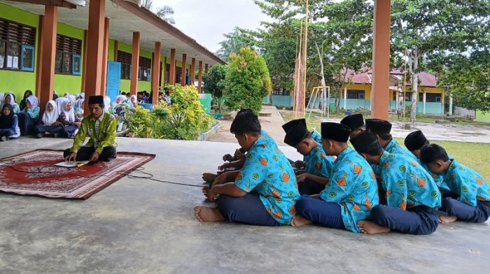Latih Kepemimpinan dan Religiusitas, Siswa Kelas 7 MTsN 4 Bungo Pandu Pembacaan Juz Amma Latih Kepemimpinan dan Religiusitas, Siswa Kelas 7 MTsN 4 Bungo Pandu Pembacaan Juz Amma