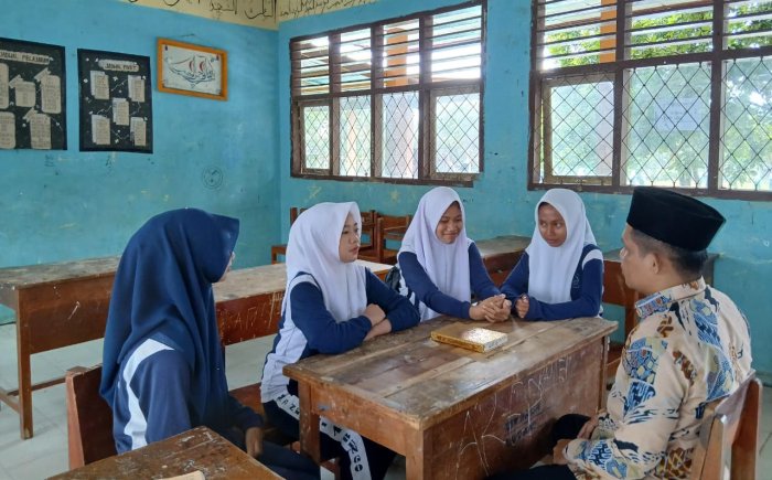 Uji Hafalan Al-Quran, Siswi Kelas IX MTsN 4 Bungo Setorkan Surah Al-Waqiah Uji Hafalan Al-Quran, Siswi Kelas IX MTsN 4 Bungo Setorkan Surah Al-Waqiah