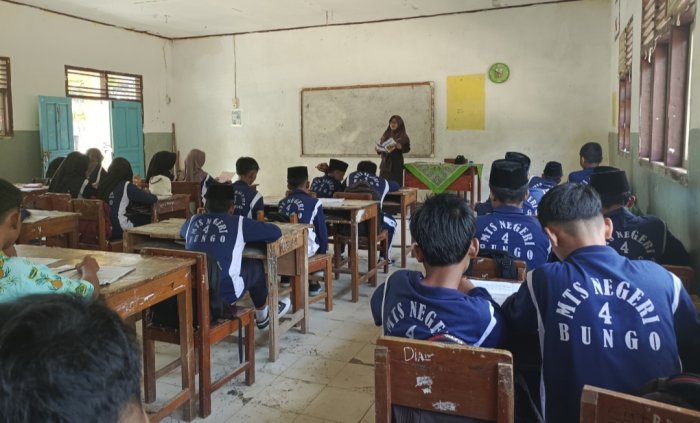 Keseruan Siswa MTsN 4 Bungo Tanya Jawab Materi Data dan Fakta Pelajaran Bahasa Indonesia