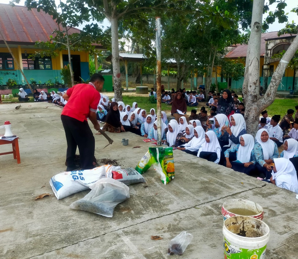 SISWA MTSN 4 BUNGO UJI COBA PENGEMBANGAN PEMBUATAN PUPUK ORGANIK SISWA MTSN 4 BUNGO UJI COBA PENGEMBANGAN PEMBUATAN PUPUK ORGANIK