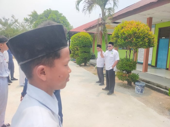 Bakar Semangat Juang, Kepala MTsN 4 Bungo Kumpulkan Kontingen KOMPAS 2026 di Lapangan Madrasah Bakar Semangat Juang, Kepala MTsN 4 Bungo Kumpulkan Kontingen KOMPAS 2026 di Lapangan Madrasah