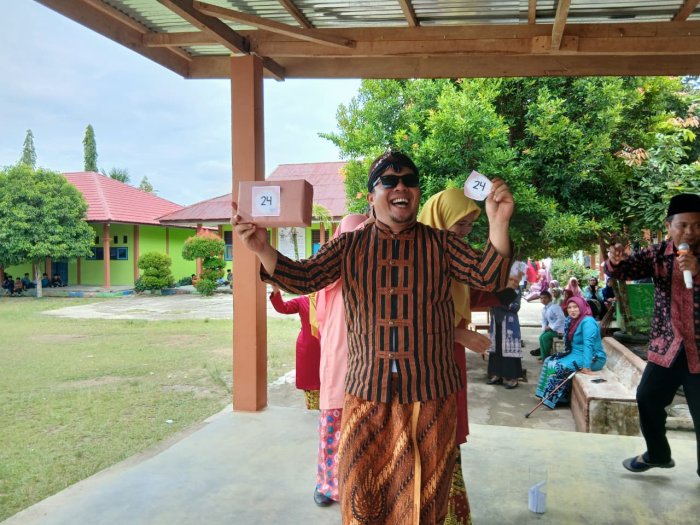 Antusias Guru MTsN 4 Bungo Saat Pengambilan Undian Kado Hari Guru Antusias Guru MTsN 4 Bungo Saat Pengambilan Undian Kado Hari Guru