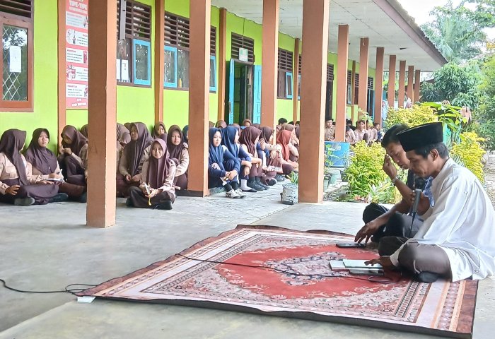 Yasinan Pagi Jumat Minggu Kedua, MTsN 4 Bungo Hadirkan Nuansa Religius dan Penuh Kekhusyukan Yasinan Pagi Jumat Minggu Kedua, MTsN 4 Bungo Hadirkan Nuansa Religius dan Penuh Kekhusyukan