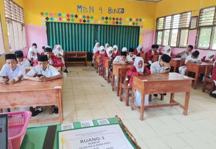 Asesmen Sumatif Hari Pertama, Ruang 1 Sesi Ke-2 Mapel Al-Quran Hadis MTsN 4 Bungo Sukses dan Tertib Asesmen Sumatif Hari Pertama, Ruang 1 Sesi Ke-2 Mapel Al-Quran Hadis MTsN 4 Bungo Sukses dan Tertib