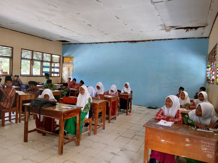 MTsN 4 Bungo Mengembangkan Kemampuan Bahasa Inggris Siswa dengan Menghafal Beberapa Kosakata Tentang Hobi MTsN 4 Bungo Mengembangkan Kemampuan Bahasa Inggris Siswa dengan Menghafal Beberapa Kosakata Tentang Hobi