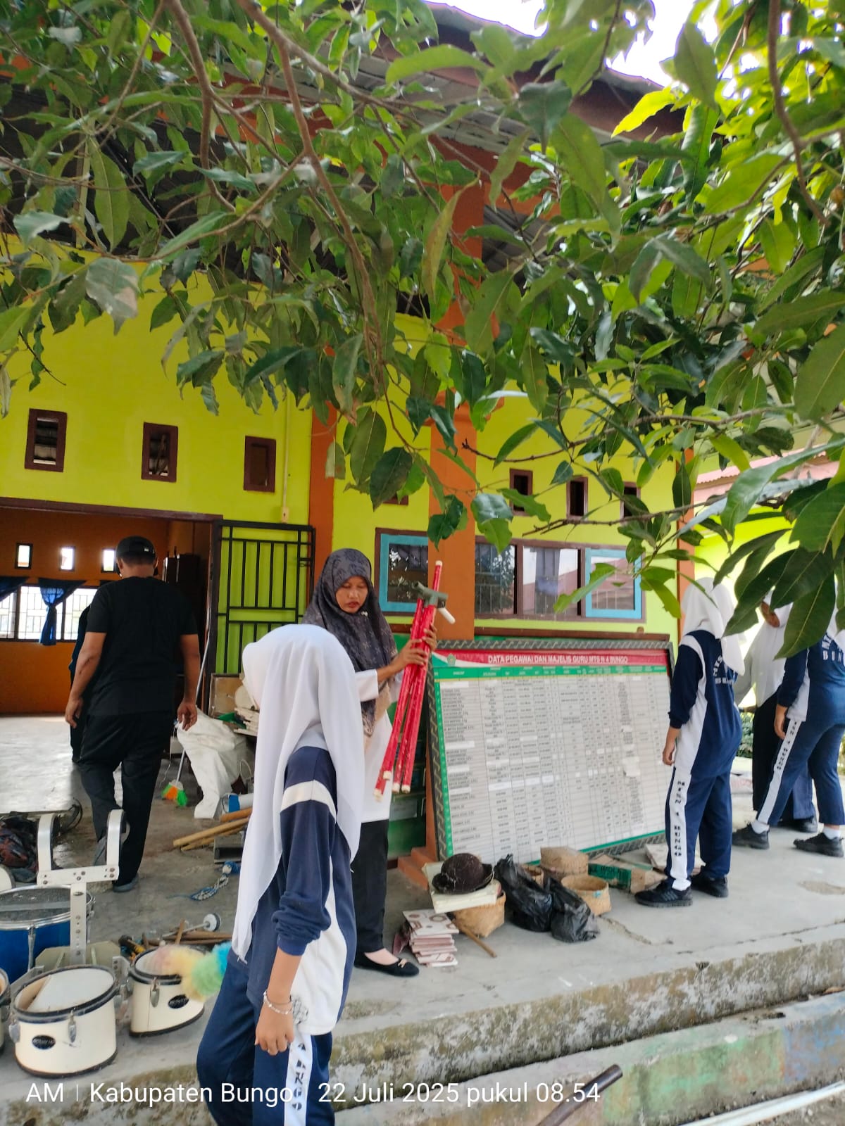 Goro Membersihkan Lingkungan Madrasah MTs N 4 Bungo Goro Membersihkan Lingkungan Madrasah MTs N 4 Bungo