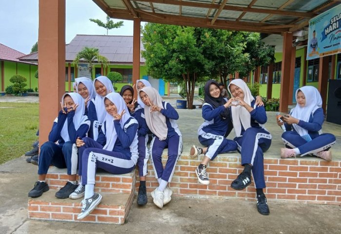 Getaran Semangat di Lapangan: Suporter Class Meeting MTsN 4 Bungo Tunjukkan Loyalitas Penuh Getaran Semangat di Lapangan: Suporter Class Meeting MTsN 4 Bungo Tunjukkan Loyalitas Penuh