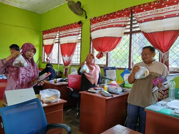 MTsN 4 Bungo Gelar Jumat Berkah Berbagi Makanan MTsN 4 Bungo Gelar Jumat Berkah Berbagi Makanan