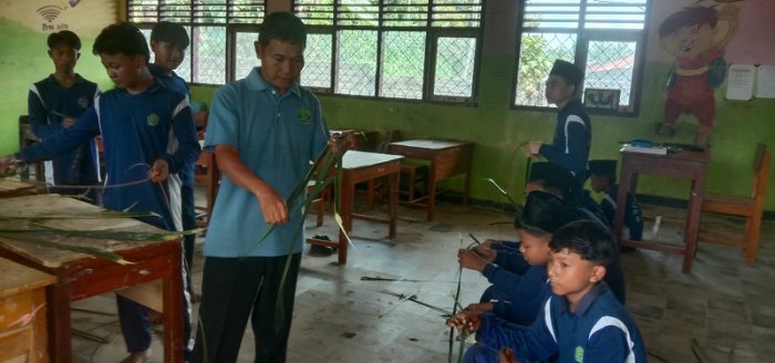 Lestarikan Warisan Nusantara, Pak Tugiman Ajarkan Filosofi Ketupat di Jam Pengembangan Diri Lestarikan Warisan Nusantara, Pak Tugiman Ajarkan Filosofi Ketupat di Jam Pengembangan Diri