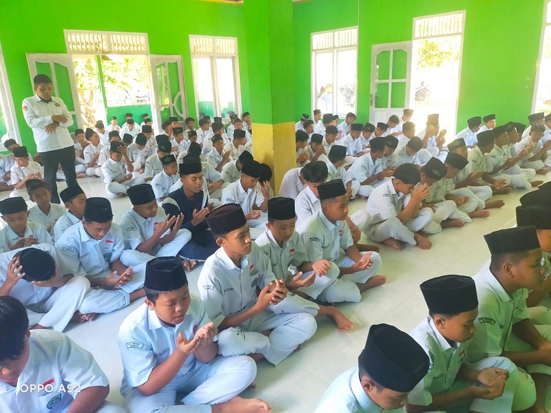Guru Ajak Siswa Gemar Shalat Berjamaah dengan Mengungkap Keutamaannya Guru Ajak Siswa Gemar Shalat Berjamaah dengan Mengungkap Keutamaannya