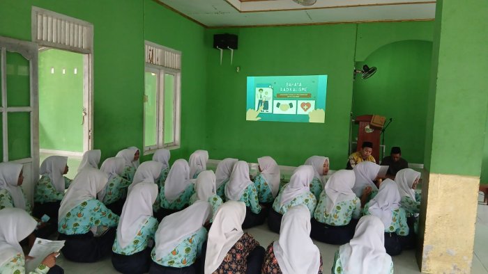 Cegah Radikalisme Sejak Dini, Tim Penyuluh Agama KUA Pelepat Ilir Sambangi MTsN 4 Bungo Cegah Radikalisme Sejak Dini, Tim Penyuluh Agama KUA Pelepat Ilir Sambangi MTsN 4 Bungo