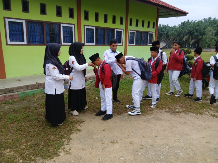 Menebar Salam, Menanam Akhlak: Guru MTsN 4 Bungo Sambut Siswa di Gerbang Madrasah Menebar Salam, Menanam Akhlak: Guru MTsN 4 Bungo Sambut Siswa di Gerbang Madrasah