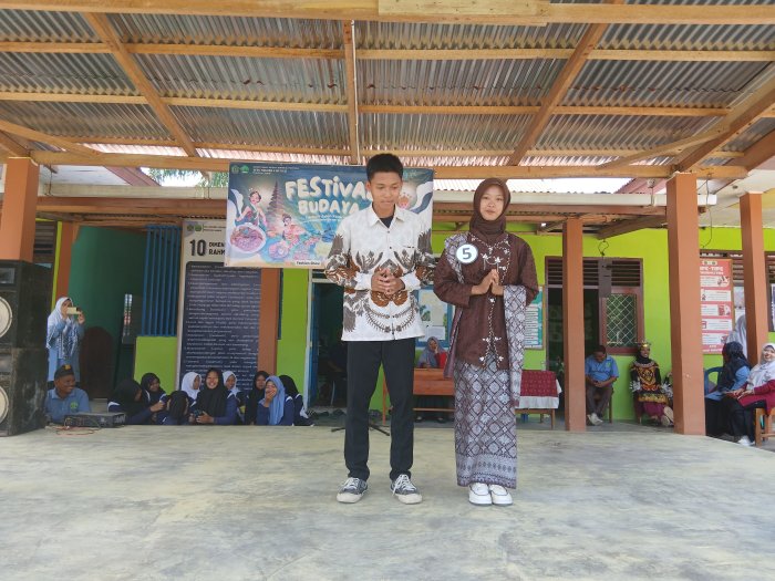 Penampilan Fashion Show Kelas 9 A MTsN 4 Bungo Penuhi Sorak Gembira Pendukung Kelasnya. Penampilan Fashion Show Kelas 9 A MTsN 4 Bungo Penuhi Sorak Gembira Pendukung Kelasnya.