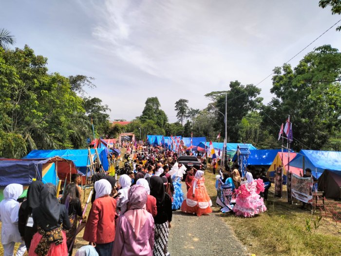 Semangat Tak Surut, Kontingen MTsN 4 Bungo Ikuti Karnaval di Bawah Terik Matahari Semangat Tak Surut, Kontingen MTsN 4 Bungo Ikuti Karnaval di Bawah Terik Matahari