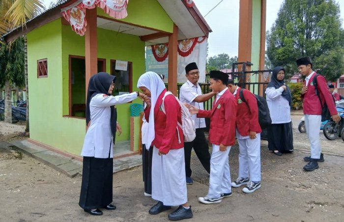 Pancarkan Kedisiplinan, Pesona Siswa Ber-Almamater Sambut Pagi di Madrasah Pancarkan Kedisiplinan, Pesona Siswa Ber-Almamater Sambut Pagi di Madrasah