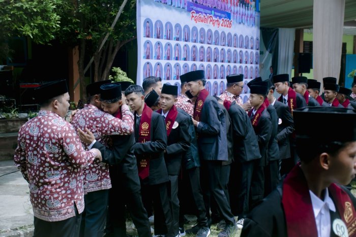 Melepas dengan Doa, Memeluk dengan Rasa: Keharuan Guru MTsN 4 Bungo Dekap Erat Lulusan Kelas IX