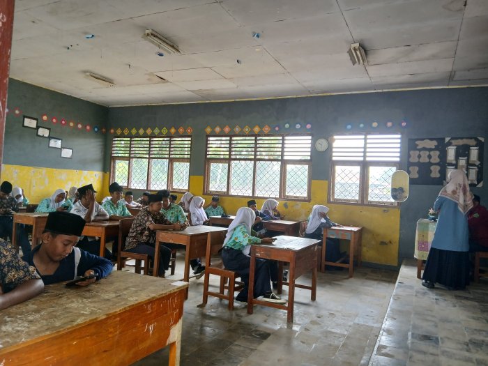 Pelaksanaan Ujian Berjalan Tertib, Siswa MTsN 4 Bungo Fokus Kerjakan Soal di Ruang Kelas Pelaksanaan Ujian Berjalan Tertib, Siswa MTsN 4 Bungo Fokus Kerjakan Soal di Ruang Kelas