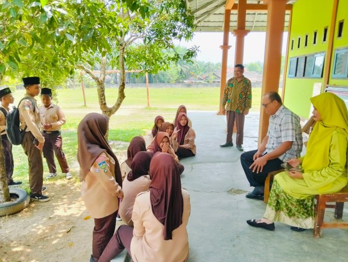 Kepala Madrasah Ajak Siswa Kelas IX Sharing Positif Menjelang Bel Pulang Kepala Madrasah Ajak Siswa Kelas IX Sharing Positif Menjelang Bel Pulang