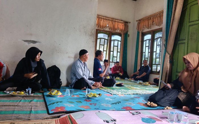 Pererat Ukhuwah di Hari Fitri, MTsN 4 Bungo Laksanakan Silaturahmi ke Rumah Warga Madrasah Pererat Ukhuwah di Hari Fitri, MTsN 4 Bungo Laksanakan Silaturahmi ke Rumah Warga Madrasah