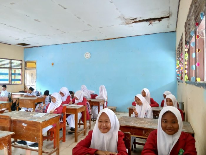 Bapak Slamet Riyadi Bimbing Siswa 7A Tingkatkan Keterampilan Membaca Bahasa Arab