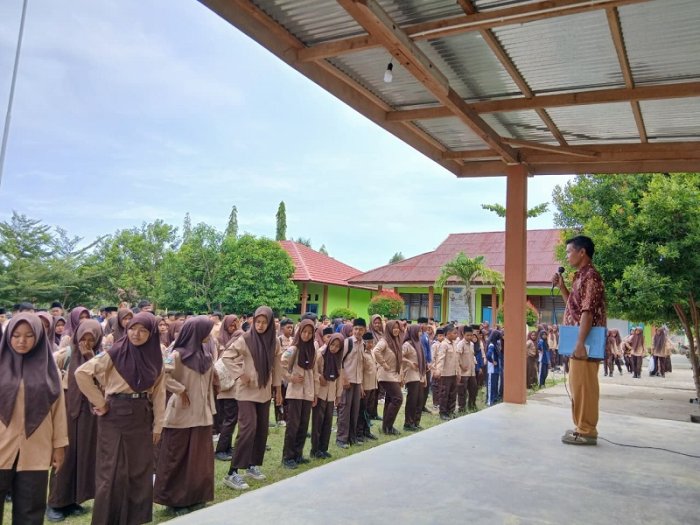 Disiplin Jadi Kunci: Pembina Pramuka MTsN 4 Bungo Apresiasi Kedisiplinan Anggota Disiplin Jadi Kunci: Pembina Pramuka MTsN 4 Bungo Apresiasi Kedisiplinan Anggota