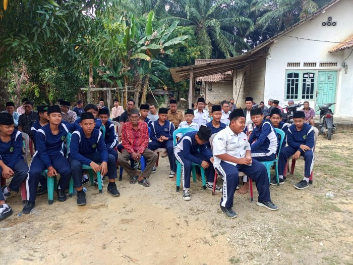 Ungkap Rasa Duka, Rombongan Guru dan Siswa MTsN 4 Bungo Melayat ke Rumah Duka Wardah