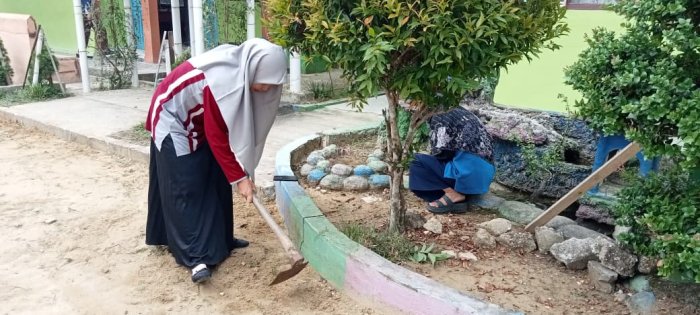 Semangat Kebersamaan: Kaur TU Turut Serta dalam Gotong Royong di MTsN 4 Bungo Semangat Kebersamaan: Kaur TU Turut Serta dalam Gotong Royong di MTsN 4 Bungo