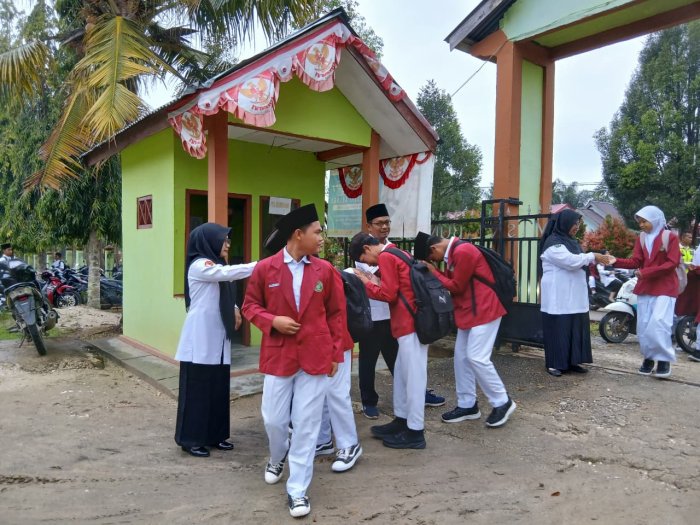 Salam Pagi Penuh Berkah, Menyemai Adab Mulia di MTsN 4 Bungo Salam Pagi Penuh Berkah, Menyemai Adab Mulia di MTsN 4 Bungo