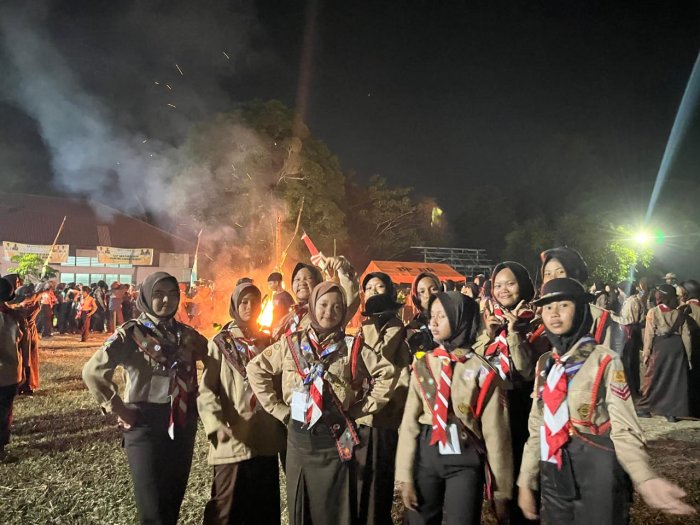 Unggun Api Menyala, Semangat Kontingen MTsN 4 Bungo Membara di Malam Terakhir Jambore