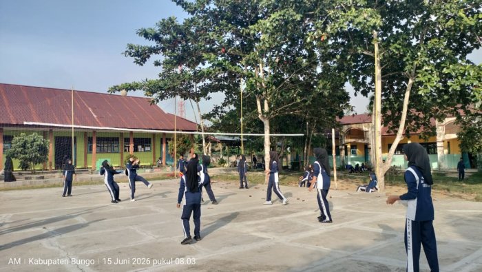 Sengit! Laga Voli Putri Kelas 7 Jadi Pembuka Class Meeting MTsN 4 Bungo