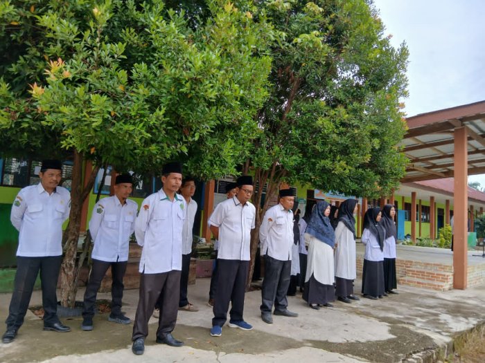 MTsN 4 Bungo Gelar Apel Senin di Awal Minggu Setelah Ujian Semester Ganjil MTsN 4 Bungo Gelar Apel Senin di Awal Minggu Setelah Ujian Semester Ganjil