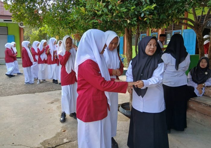 Kuku Bersih, Kesehatan Terjaga: MTsN 4 Bungo Lakukan Pemeriksaan Kuku