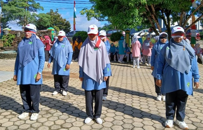 Aksi Kocak Ibu-Ibu MTsN 4 Bungo: Ikuti Lomba Baris-Berbaris dengan Mata Tertutup! Aksi Kocak Ibu-Ibu MTsN 4 Bungo: Ikuti Lomba Baris-Berbaris dengan Mata Tertutup!