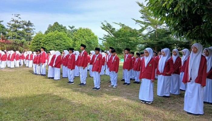 Bukan Sekadar Lambang: Menguak Makna Keberanian di Balik Warna Merah Almamater MTsN 4 Bungo.
