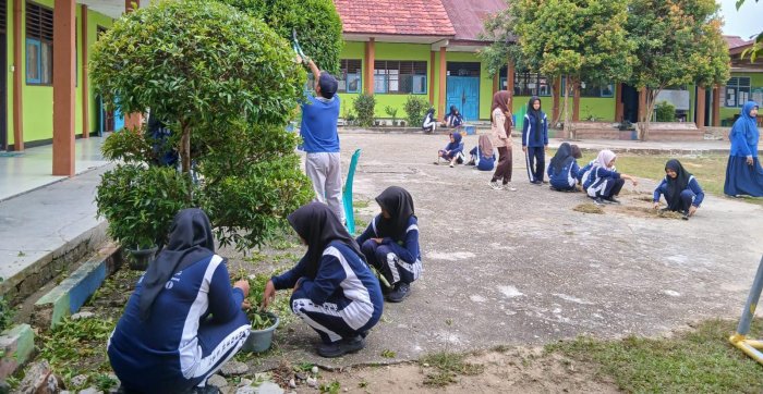 Semangat Kebersamaan Jelang Libur, Keluarga Besar MTsN 4 Bungo Gotong Royong Bersihkan Lingkungan Madrasah