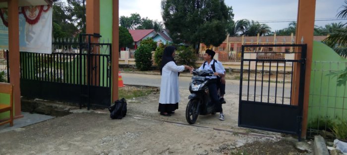 Waka Kurikulum MTsN 4 Bungo Sambut Siswa dengan Hangat di Gerbang Madrasah Waka Kurikulum MTsN 4 Bungo Sambut Siswa dengan Hangat di Gerbang Madrasah