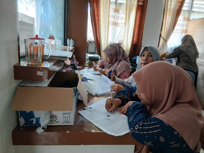 Gerak Cepat! Staf MTsN 4 Bungo Siapkan Berkas Pencairan PIP Semester Ganjil Gerak Cepat! Staf MTsN 4 Bungo Siapkan Berkas Pencairan PIP Semester Ganjil