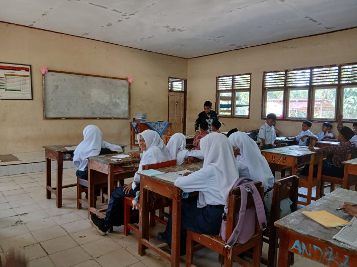 Kelas 7A MTsN 4 Bungo Pelajari Makna Surah Ali Imran Ayat 190 Bersama Bapak Andi Kustian, S.Pd.I