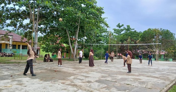 Praktik Bola Voli Kelas VIIIb MTsN 4 Bungo Tumbuhkan Semangat, Kekompakan, dan Sportivitas Praktik Bola Voli Kelas VIIIb MTsN 4 Bungo Tumbuhkan Semangat, Kekompakan, dan Sportivitas