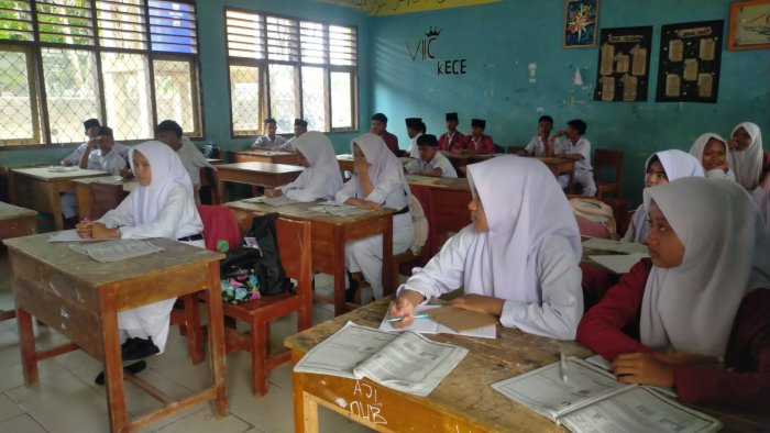 Antusias Siswa Kelas IX C dalam Pembelajaran IPA tentang Hukum Bejana Berhubungan Antusias Siswa Kelas IX C dalam Pembelajaran IPA tentang Hukum Bejana Berhubungan