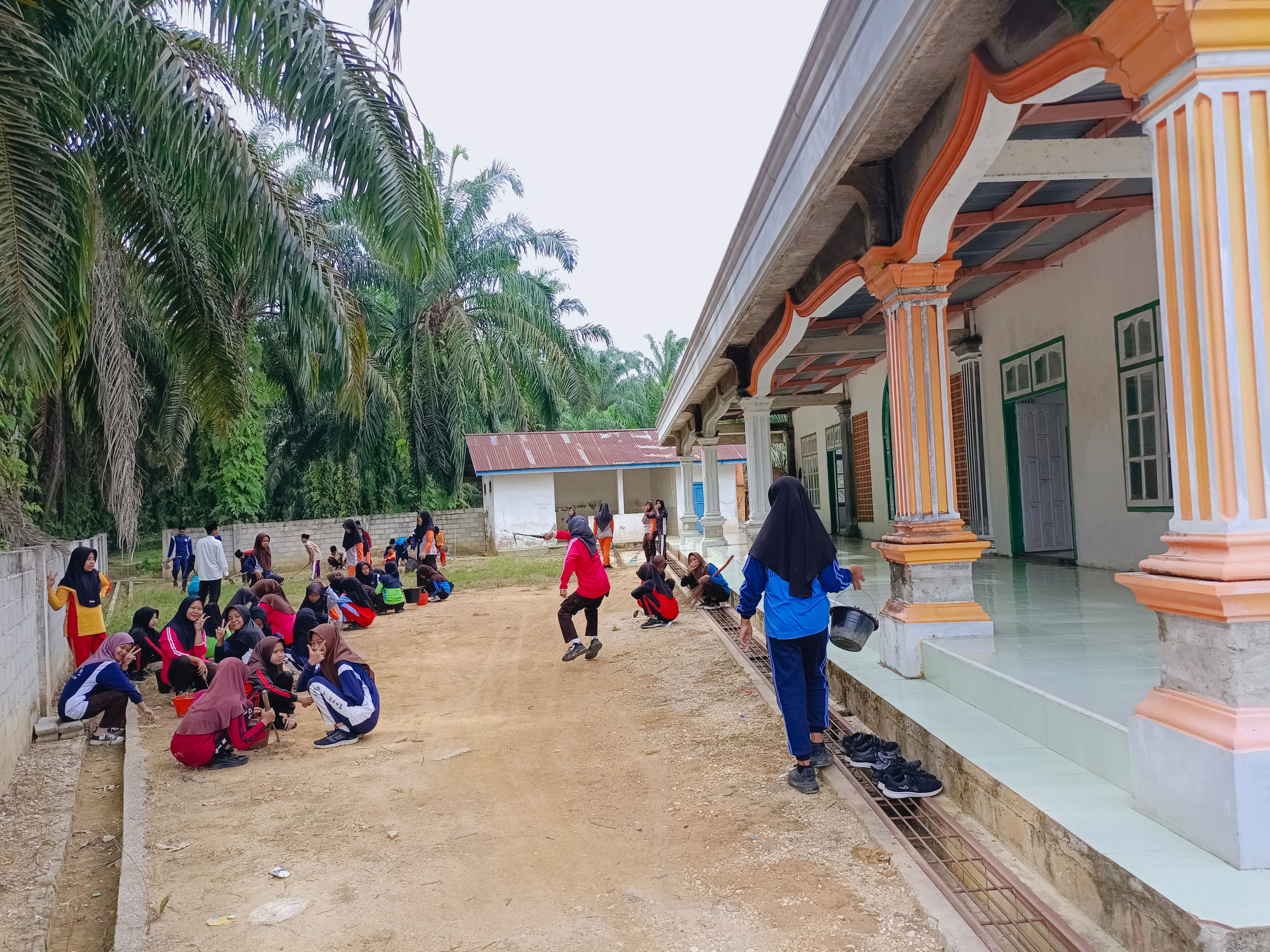 BAKTI SOSIAL, SISWA MTSN 4 BUNGO GELAR JUMAT BERKAH GOTONG ROYONG BERSIHKAN MASJID BAKTI SOSIAL, SISWA MTSN 4 BUNGO GELAR JUMAT BERKAH GOTONG ROYONG BERSIHKAN MASJID