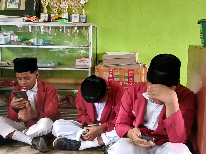 Beberapa Siswa MTsN 4 Bungo Laksanakan Ujian Susulan dengan Tertib Beberapa Siswa MTsN 4 Bungo Laksanakan Ujian Susulan dengan Tertib