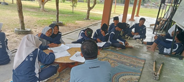 Siswa Kelas VIII d MTs N 4 Bungo Siap Mengikuti Lomba dalam Rangka Memperingati Maulid Nabi Muhammad SAW