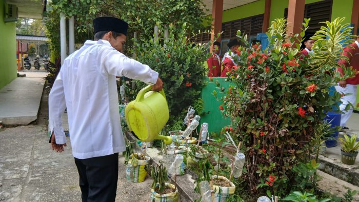Tingkatkan Kedisiplinan Lingkungan, Staf MTsN 4 Bungo Beri Keteladanan Rawat Area Hijau