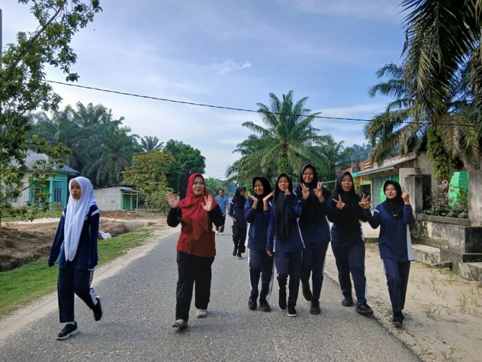 Ratusan Siswa MTsN 4 Bungo Jemput Sehat Keliling Kampung
