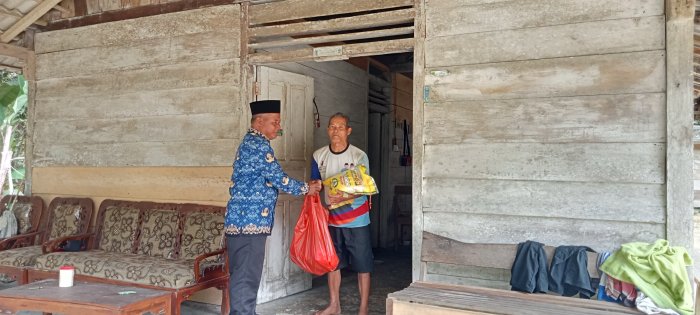 Peserta PPPK Tahap 2 Optimalisasi, Bapak Ngadini, Wujudkan Kepedulian Sosial melalui Aksi Berbagi