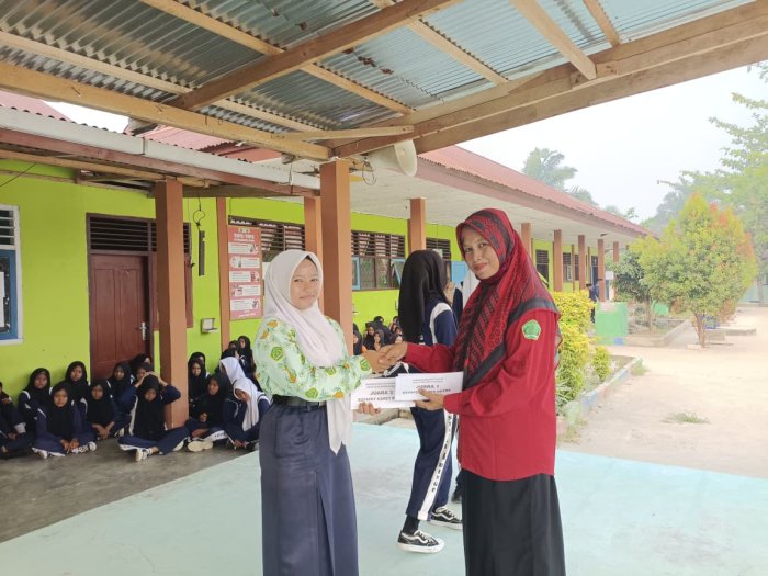 Apresiasi Kekompakan Siswi, Ibu Amin Mahmudah, M.Pd. Serahkan Hadiah Juara Lomba Estafet Karet MTsN 4 Bungo