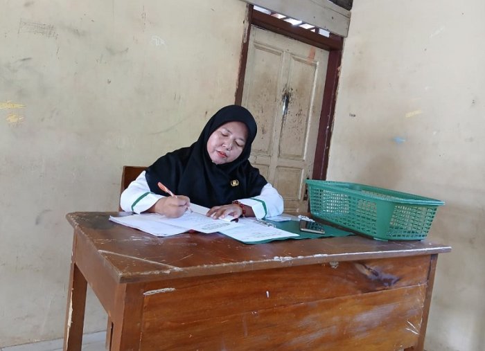 Finalisasi Capaian Belajar: Guru MTsN 4 Bungo Sibuk Olah Nilai Rapor Siswa Finalisasi Capaian Belajar: Guru MTsN 4 Bungo Sibuk Olah Nilai Rapor Siswa