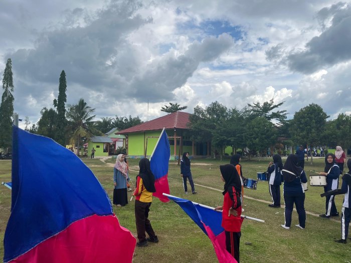 Latihan Drumband Kamis Siang, Siswa MTsN 4 Bungo Tunjukkan Semangat dan Kekompakan Latihan Drumband Kamis Siang, Siswa MTsN 4 Bungo Tunjukkan Semangat dan Kekompakan